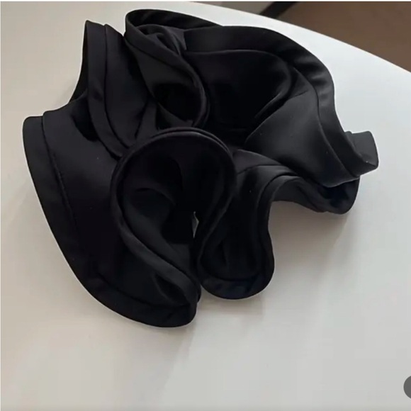 Elegant Black and Beige Hair Scrunchies Set - Picture 2 of 4